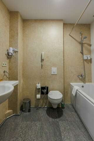 Гостиница Central City Махачкала Двухместный номер Делюкс с 1 кроватью или 2 отдельными кроватями-11